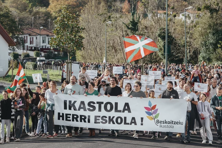 MediabaskInfo's tweet photo. #Briscous : plus de 2000 personnes défilent pour soutenir l'ikastola face au blocage municipal @seaskaikastola  https://t.co/gk3OKZeKK5 https://t.co/PTHpV1NK7b