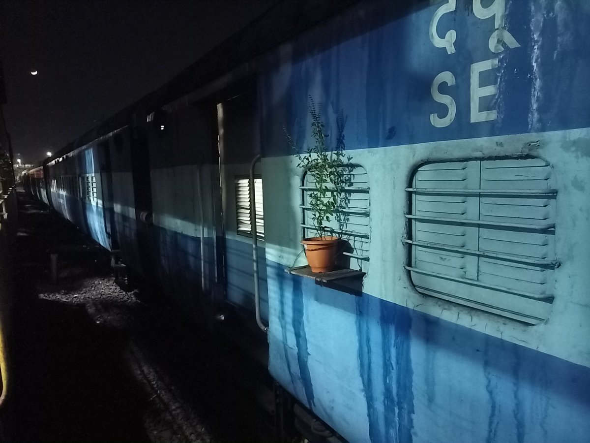Critical_Hunter's tweet photo. Indian Railways 🙌

#indianrailway #India https://t.co/fU8DpeP0C7