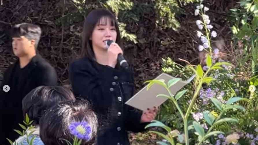 KDramaHandle's tweet photo. #GirlsDay's #Yura, #Minah, and #Hyeri attend the private wedding of #GirlsDay's #Sojin and actor #LeeDongHa today.

#Hyeri gave a tearful speech, #OhHyeWon and #OhDearHalfBasementGoddesses' actors attended.

Congratulations to the newlyweds! https://t.co/kbkmAjiwwM