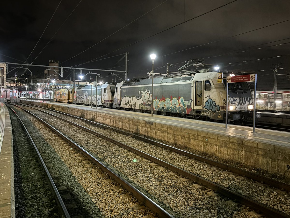 tonitoser10's tweet photo. Constanti (Tarragona) - Castellbisbal  (Barcelona) con el 80265 llevando una estabilizadora remolcada detenido en Martorell 🚂📸 https://t.co/jyIdLMZNxV