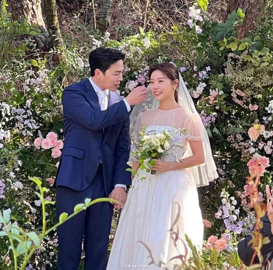 KDramaHandle's tweet photo. #GirlsDay's #Yura, #Minah, and #Hyeri attend the private wedding of #GirlsDay's #Sojin and actor #LeeDongHa today.

#Hyeri gave a tearful speech, #OhHyeWon and #OhDearHalfBasementGoddesses' actors attended.

Congratulations to the newlyweds! https://t.co/XGMBg1psXx