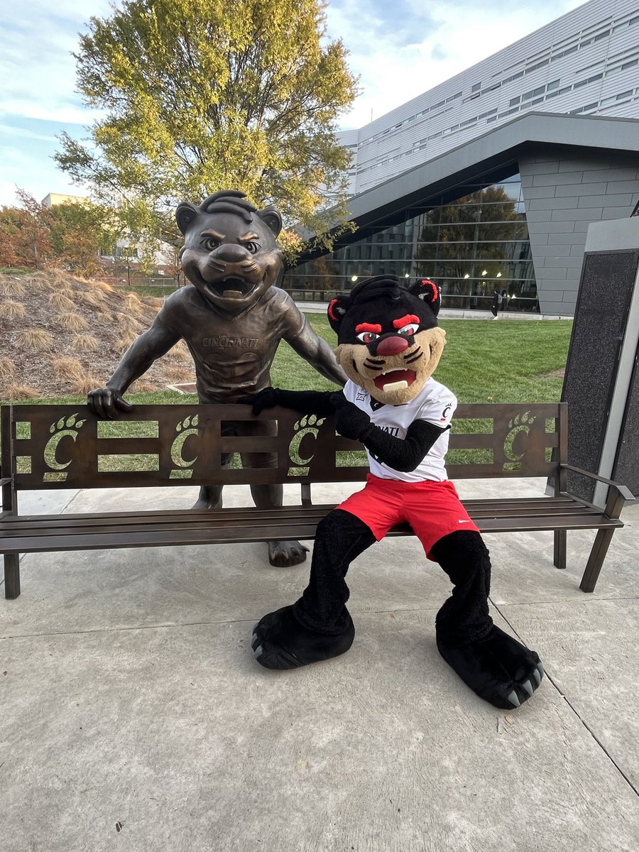 TheCincyBearcat's tweet photo. IF YOURE ON CAMPUS RUB THE NOSE 🍀‼️
@GoBEARCATS @uofcincy https://t.co/gcGiyT2LGq