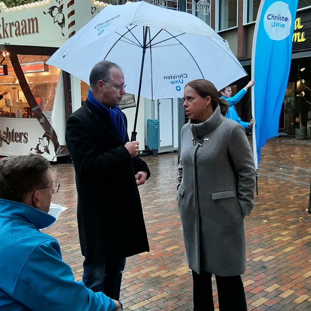 Vandaag was #TeamCU in #Veenendaal om de #blauwegolf gestalte te geven. Het is goed gelukt om de <a href="/christenunie/">ChristenUnie</a> onder de aandacht te brengen. Veel mooie gesprekken gehad!

Stem jij 22 november ook #ChristenUnie? Onze tip: stem dan op #29 <a href="/ArjanKoerts/">Arjan Koerts</a>
#geloofindesamenleving
