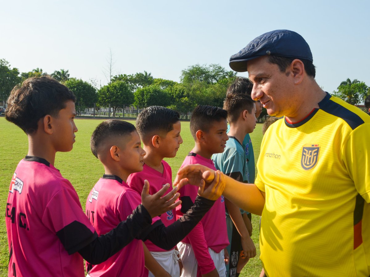 Acompañamos al prefecto <a href="/Leoorlandoa/">Leonardo Orlando A.</a> a la firma del convenio entre la <a href="/PrefecturManabi/">Prefectura de Manabí</a> 💪 y el Club Deportivo <a href="/IDV_EC/">Independiente del Valle</a>  ⚽️ para fortalecer la escuelas de fútbol Entrenando Valores.
#JunínPorLaVida 💛💚❤️