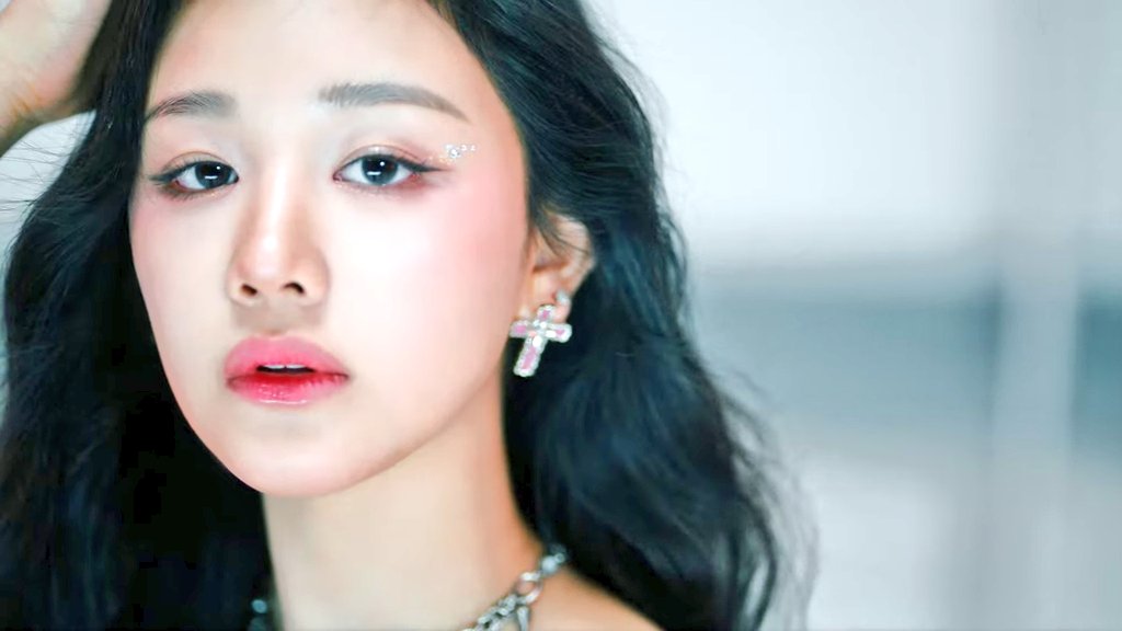 pharitatwt's tweet photo. "Pharita has this look that doesn't seem human. She looks as if she came straight out of a Disney film."

— Yang Hyun Suk
YG Executive Producer https://t.co/XBQBqIeggV