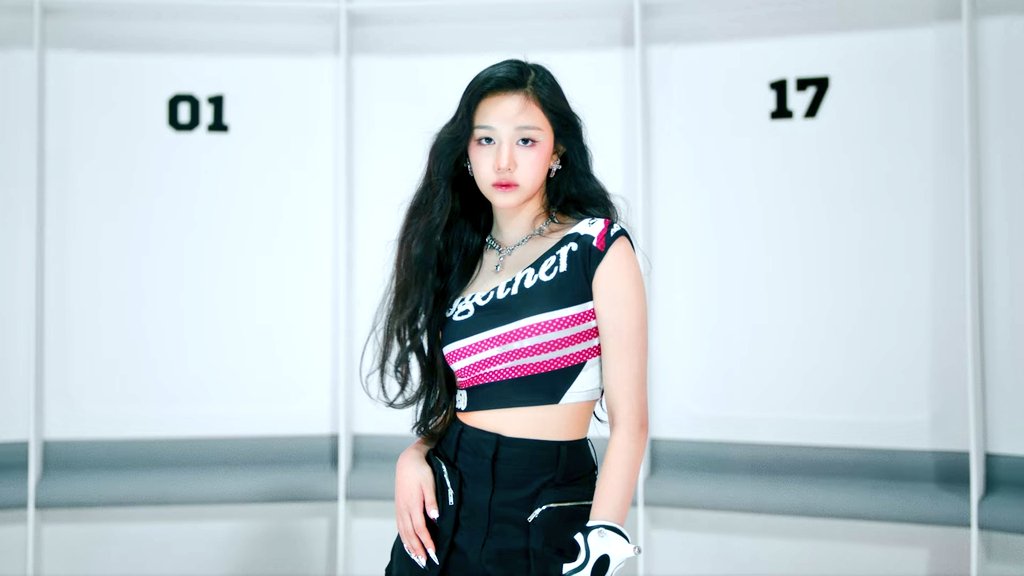 pharitatwt's tweet photo. "Pharita has this look that doesn't seem human. She looks as if she came straight out of a Disney film."

— Yang Hyun Suk
YG Executive Producer https://t.co/XBQBqIeggV