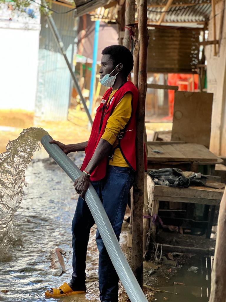 AbdulkadirAfi's tweet photo. Floods everywhere, families displaced, homes inundated and livelihood disrupted.

Today, Somali Red Crescent volunteers in Bardere rescued 5 families trapped by flood waters &amp; carried out dewatering operation in neighborhoods.

Thousands are in need of life saving interventions. https://t.co/XQa7aNDXqP