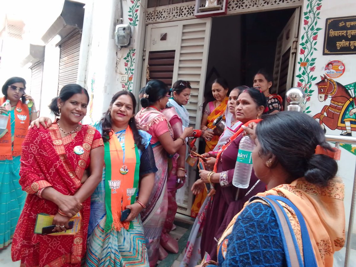 MShergadiya's tweet photo. भाजपा महिला मोर्चा जिला बूंदी की महिला टीम द्वारा बूंदी शहर में आज वार्ड 34, 58 में जन सम्पर्क किया गया। इस अवसर पर महिलाओं में भाजपा को लेकर अत्यंत उत्साह देखने को मिला।
भाजपा महिला मोर्चा बून्दी
#drrakshabhandari #ombirlakota #OmBirla #BJP4Rajasthan #NarendraModi #mediacover https://t.co/QHxWvxj7fB