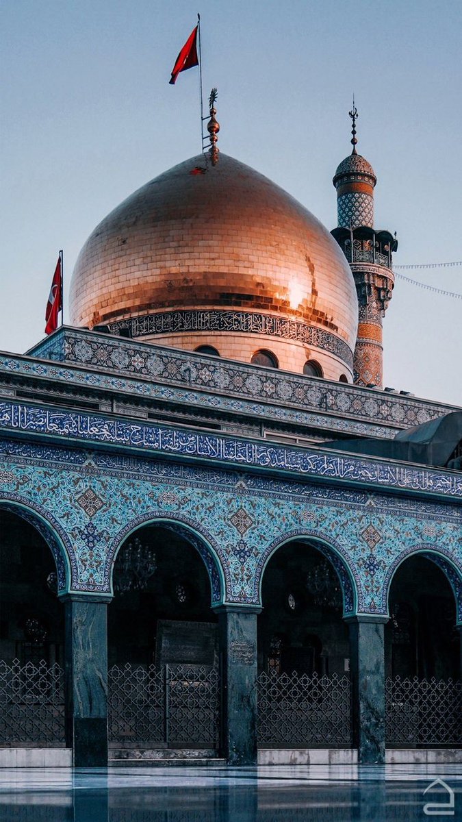 دخترانش را می­‌نشاند روی پایش؛
در عرب رسم نبود #دخترداری! علی با
آن­‌ها بازی می­‌کرد؛ نازشان را هم می­‌خرید.
چنان محترم بزرگ‌شان کرد که وقتی #زینب
وارد اتاق می­‌شد، حسین مقابلش بلند می­‌شد!
- کتاب پدر