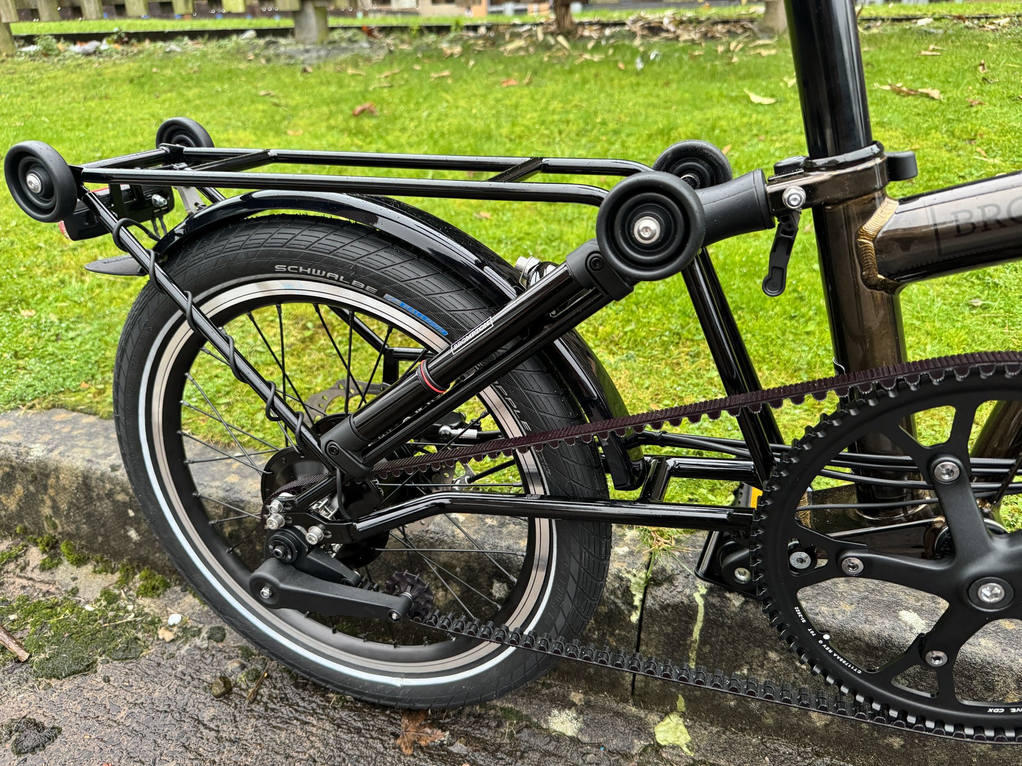 Kinetics on X Just finished off a Rohloff Brompton with Gates belt drive Magura MT4 disc brakes SON dynamo lighting 18 Big Apple tyres and an integral rack. https t VWGM0XdVKj X