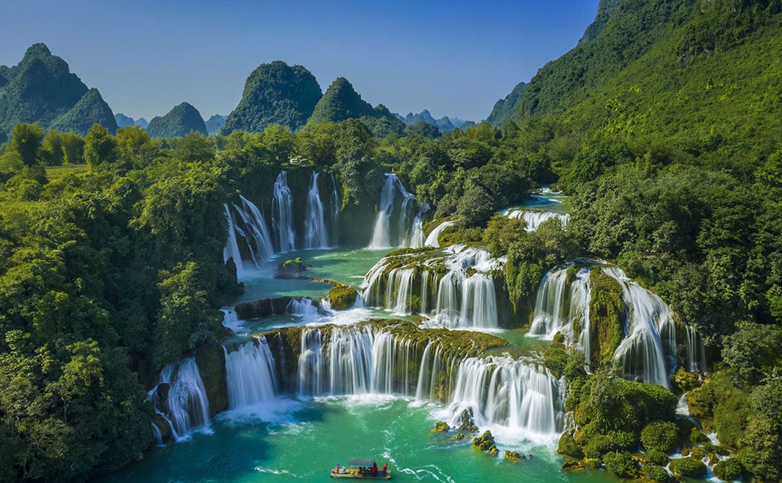 awanderertrip's tweet photo. Landscape:
Ban Gioc Waterfall, located on the Vietnam-China border, is a stunning natural wonder renowned for its majestic beauty and the poetic harmony of cascading water amidst lush greenery. https://t.co/QTVo3yUTKx