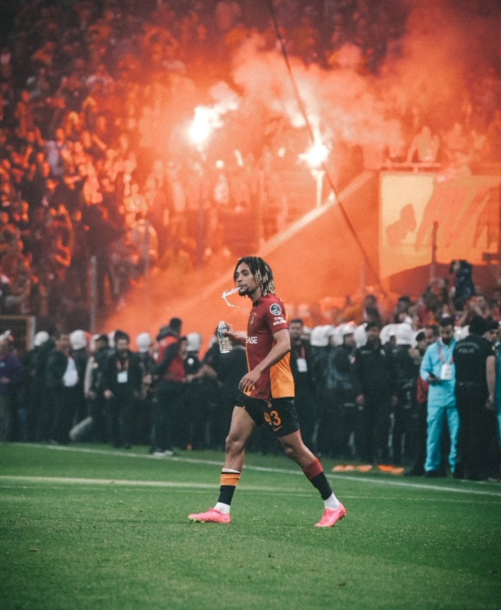 Boey babanın karizmaya çöm aq ne iyi fotoğraf ama