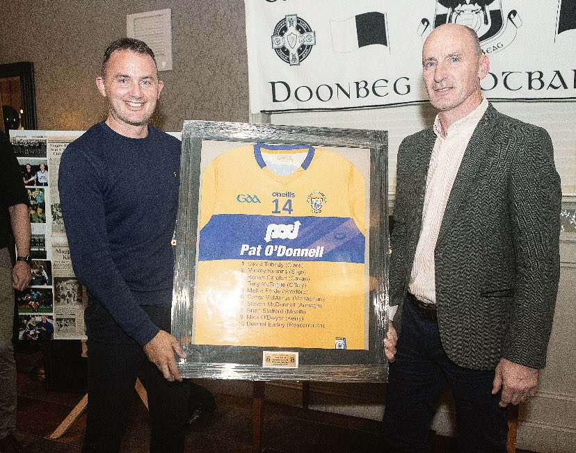 We recently had the opportunity to acknowledge the wonderful achievements of David Tubridy. David is the all time top scorer in the National Football League and was presented with a unique framed Clare jersey by Francis McInerney. Congratulations on a wonderful county career. 👏🏻