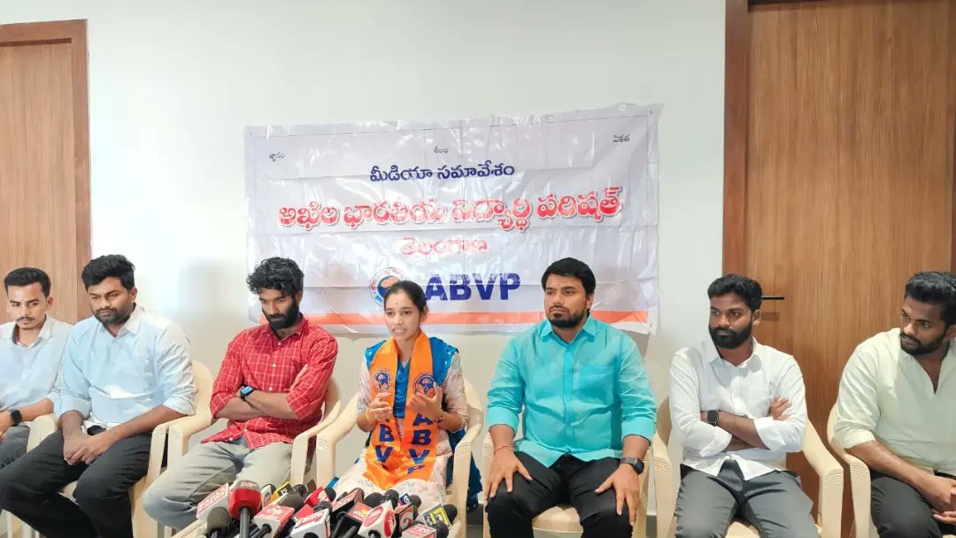 ABVPTelangana's tweet photo. ABVP తెలంగాణ శాఖ ఆధ్వర్యంలో స్ఫూర్తి చాత్రశక్తి భవన్ ABVP ప్రాంత కార్యాలయం తార్నాకలో విలేకరుల సమావేశం ఏర్పాటు చేసి ఢిల్లీలో డిసెంబర్ 7 నుండి 10 వరకు @ABVPVoice 69వ జాతీయ మహాసభల సందర్భంగా ABVP రాష్ట్ర కార్యదర్శి కుమారి @Jhansi_IN, జాతీయ కార్యసమితి సభ్యుడు శ్రీ @shravanbraj, ABVP హైదరాబాద్ మహానగర కార్యదర్శి శ్రీ @B_SrikanthY, రాష్ట్ర సంయుక్త కార్యదర్శులు శ్రీ @KamalSuresh8,శ్రీ @SrinadhIND,NEC సభ్యుడు శ్రీ @MCN_Chauhan పోస్టర్ ఆవిష్కరణ చేయడం జరిగింది.
#69thABVPConf #ABVPat75