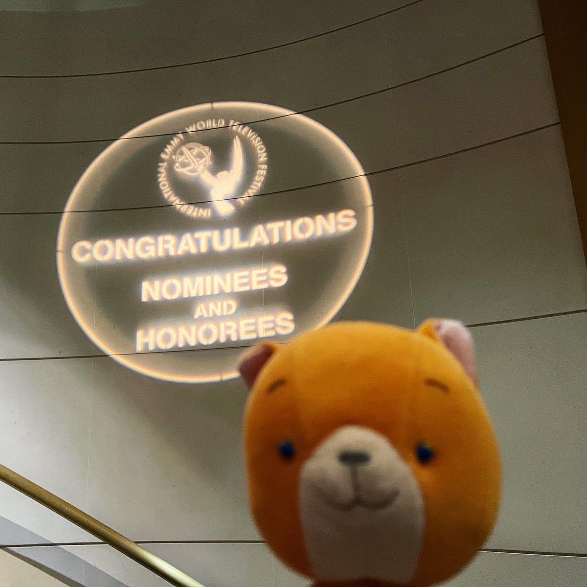 NMdwf's tweet image. 到着すると、ホテルは #emmyawards2023 のウェルカムムードで嬉しい！
エレベーターに乗り合わせるのも、きっとノミネートされた人かな、と話しかけあったり。
ライバルではあるけど、仲間が集まる場所ってやっぱ楽しい！
昨夜のカクテルに続き、公式行事が始まるぞー　#rilakkuma #dwarfstudios