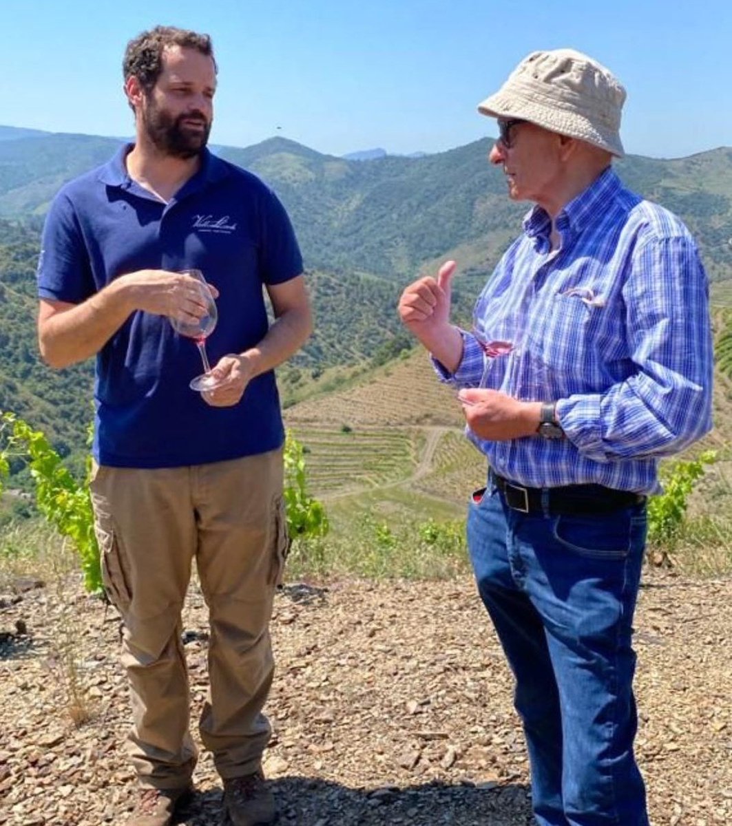 Som actors a voltes,
espectadors a voltes,
senzillament i com si res, la vida ens dóna i pren paper.
Bon viatge Antoni Mata, deixes un gran llegat.