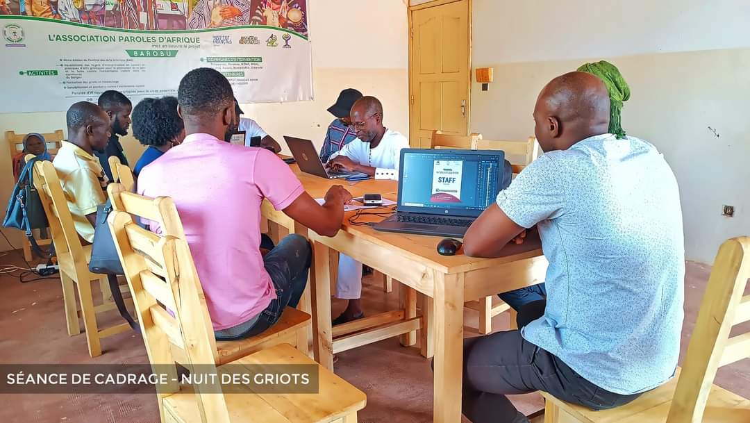 Préparation de la nuit des griots pour la prévention de la paix
Ce matin, au siège <a href="/Parolesdafrique/">Association Paroles d'Afrique APA</a> s'est tenu une séance de cadrage avec les membres du comité et l'#ADECOB
#IRIFOU #ARK
<a href="/Accescultureafr/">Accès Culture Afrique</a> <a href="/UEMOA_Officiel/">UEMOA_Officiel</a> <a href="/CARE/">CARE (care.org)</a> <a href="/IF_Benin/">IF Bénin</a> <a href="/USEmbassyBenin/">U.S. Embassy Cotonou</a> <a href="/USAIDWestAfrica/">USAID West Africa</a> <a href="/ab_benin/">Blogueurs du Bénin</a>