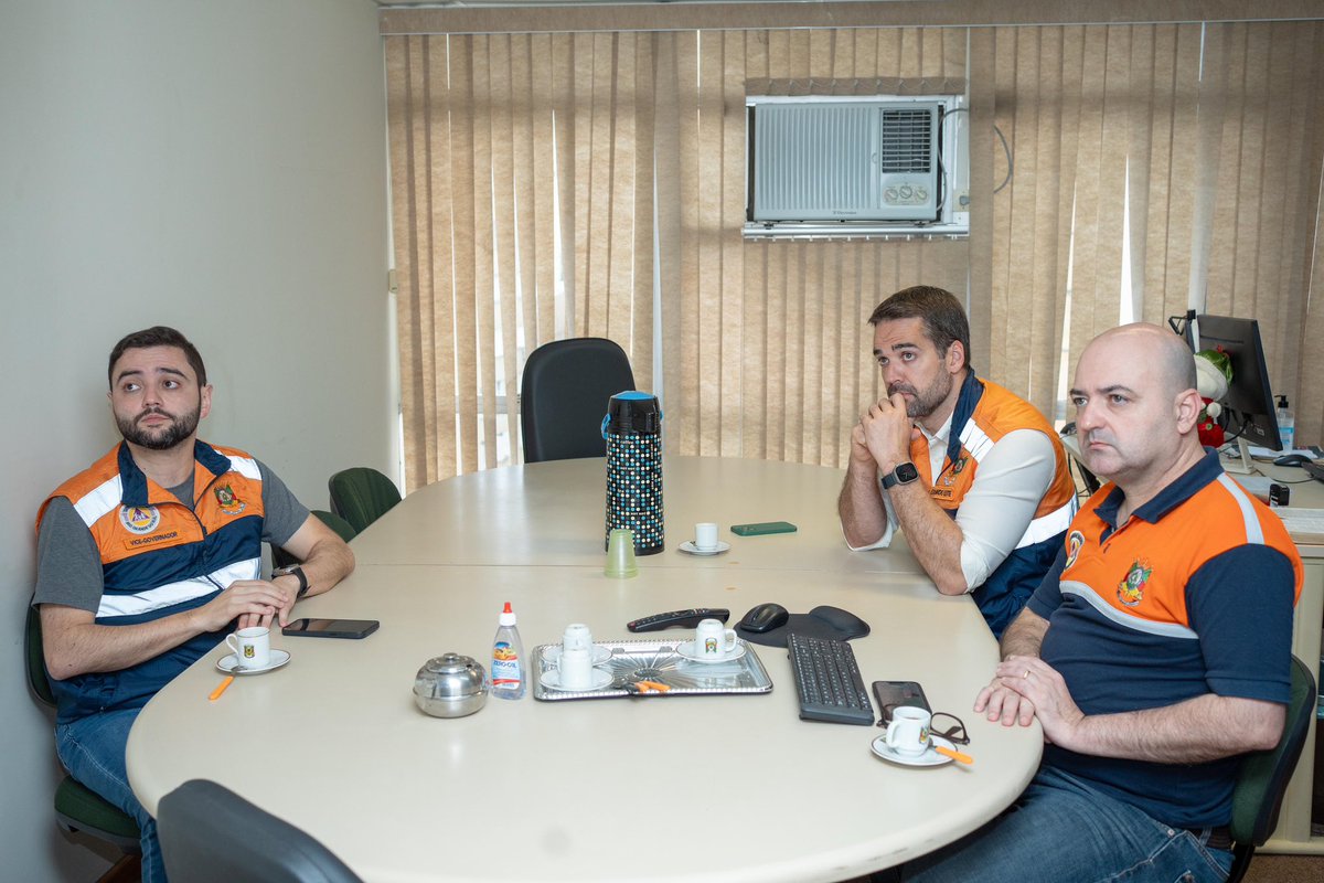 Estou no Centro de Operações da Defesa Civil para acompanhar a situação das chuvas no Estado. Infelizmente, temos um cenário preocupante com a cheia dos rios em várias regiões, já resultando na remoção de famílias de áreas de risco.