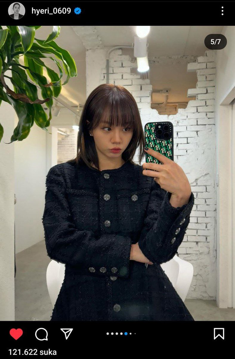 kdrama_menfess's tweet photo. •kdm• liat case hpnya hyeri masih HR, ini masih boleh ngarep mereka baik-baik aja ga sih😭😭 https://t.co/zwrbxT1qNX