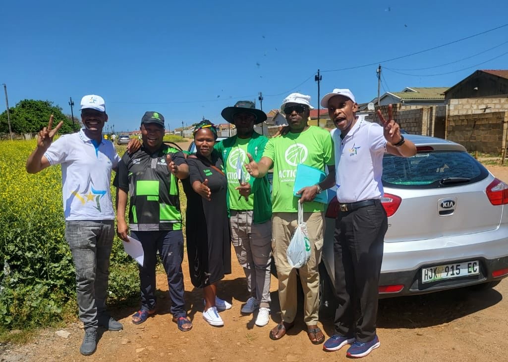 Action4SA's tweet image. Eastern Cape Province 💚

The one and only @AtholT along with other leadership, out and about and encouraging people to #RegisterToFixSA 

No vote, No voice, No change

#EachOneBringOne