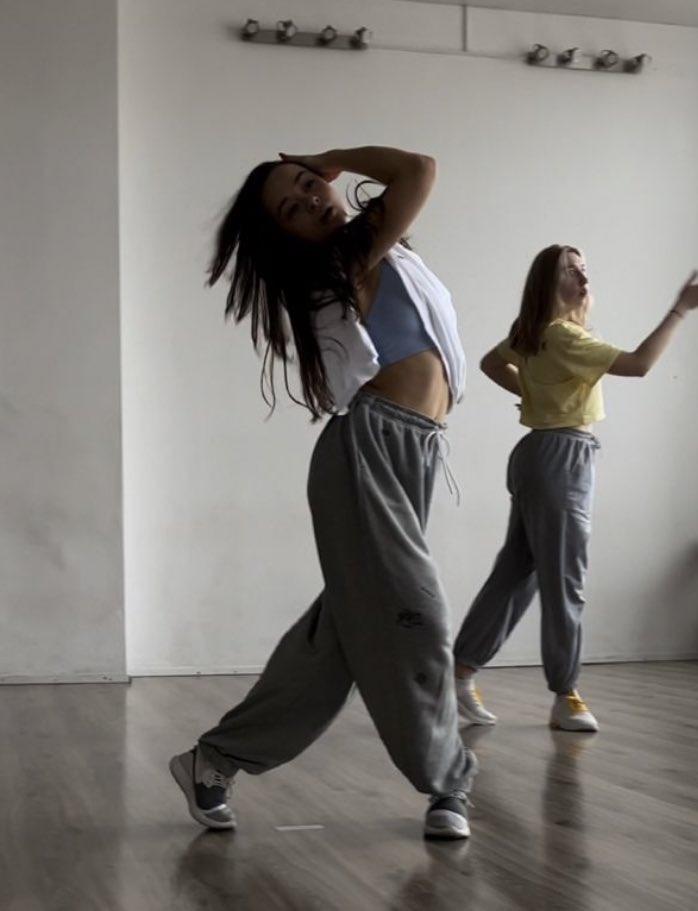 studyddx's tweet image. oiê, galerinha! sou nova no #studytwt | #studytwtbr

— dani, 18 anos.
— sou autista nivel 1 de suporte 
— acabei o ensino médio e fiz 1 ano de cursinho.
— vestibulanda de medicina.
— foco: enem e vestibulares tradicionais (Unb)
— amo livros, dança , músicas, cantar e doramas!