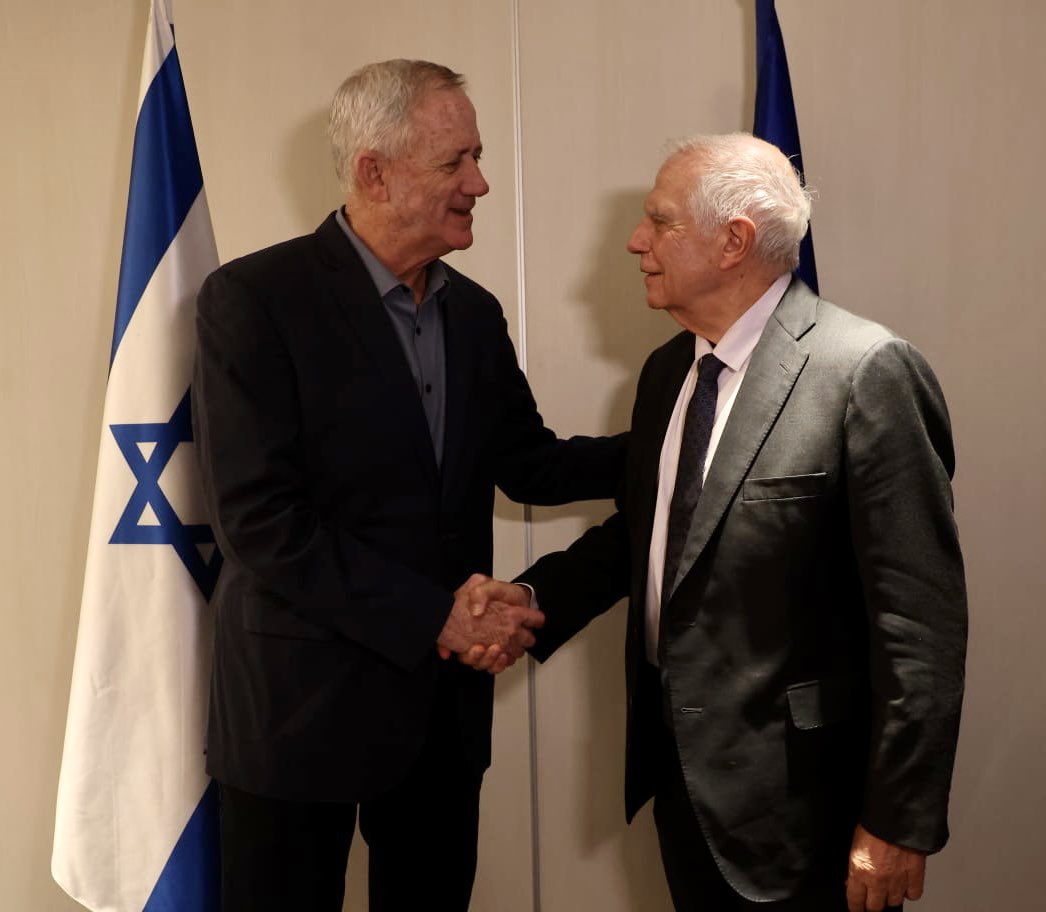 Before leaving Tel Aviv yesterday, I exchanged with Minister @gantzbe on the tragic situation in Israel, Gaza & importance of regional stability Reiterated EU solidarity over 7 October attacks and raised the importance of showing restraint against civilians in Israel’s response