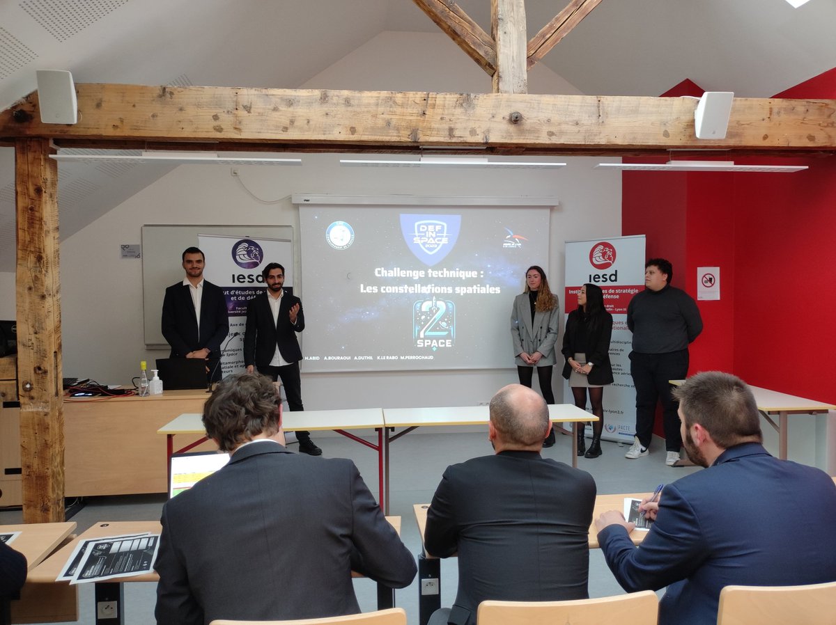 RevesdEspace's tweet photo. #DefInSpace : les équipes ont travaillé pendant 24 heures à répondre aux défis du Commandement de l'Espace. Sacré challenge en si peu de temps d'aboutir à des présentations fournies et de pitcher en 8 minutes.
Bravo !
@IESD_Lyon3 https://t.co/Z5V30UUVLO