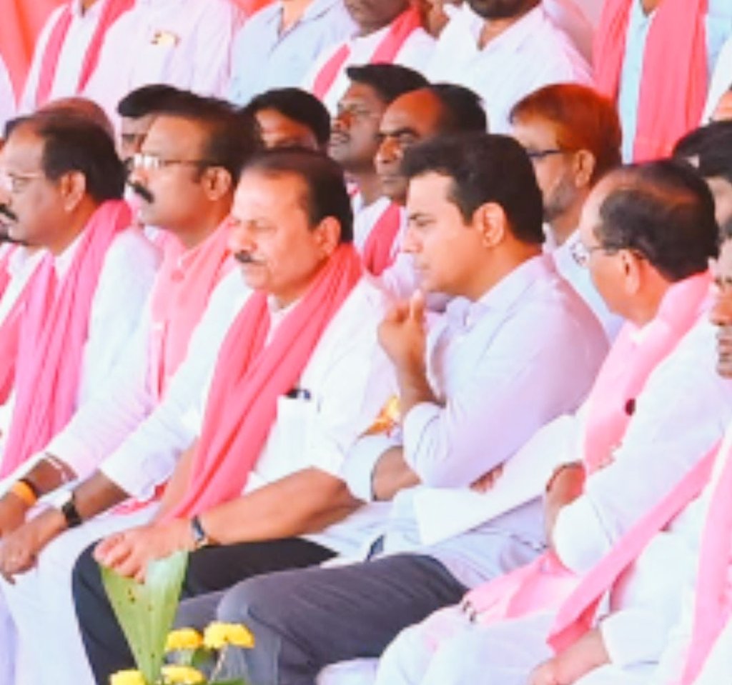 gotla_rajesh's tweet photo. 🔥✊😍గౌరవ తెలంగాణ రాష్ట్ర వర్కింగ్ ప్రెసిడెంట్. రామన్న గారు జన్నారం మండలం కేంద్రం లో.ఖానాపూర్ నియోజకవర్గ అభ్యర్థి భూక్య జాన్సన్ అన్న గారిని భారీ మెజారిటీతో గెలిపించాలని కోరారు.  నియోజకవర్గాన్ని దత్తత తీసుకుని అభివృద్ధి చేస్తానని ప్రజలకు హామీ ఇచ్చారు✊✊ @balkasumantrs @KTRBRS https://t.co/ayWGrgFU9o