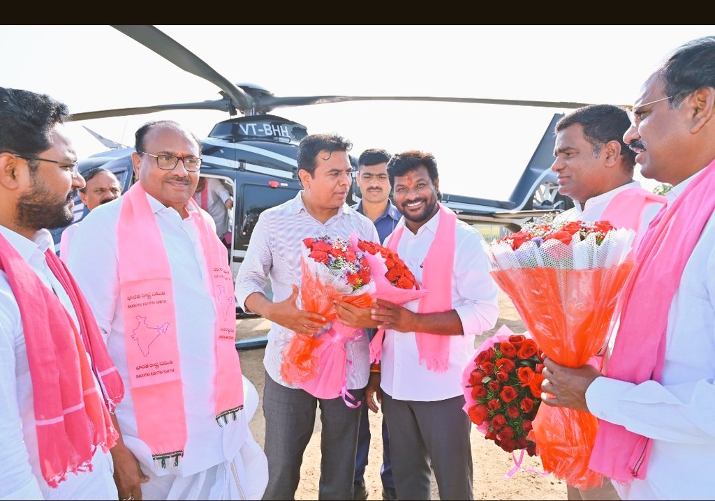 gotla_rajesh's tweet photo. 🔥✊😍గౌరవ తెలంగాణ రాష్ట్ర వర్కింగ్ ప్రెసిడెంట్. రామన్న గారు జన్నారం మండలం కేంద్రం లో.ఖానాపూర్ నియోజకవర్గ అభ్యర్థి భూక్య జాన్సన్ అన్న గారిని భారీ మెజారిటీతో గెలిపించాలని కోరారు.  నియోజకవర్గాన్ని దత్తత తీసుకుని అభివృద్ధి చేస్తానని ప్రజలకు హామీ ఇచ్చారు✊✊ @balkasumantrs @KTRBRS https://t.co/ayWGrgFU9o