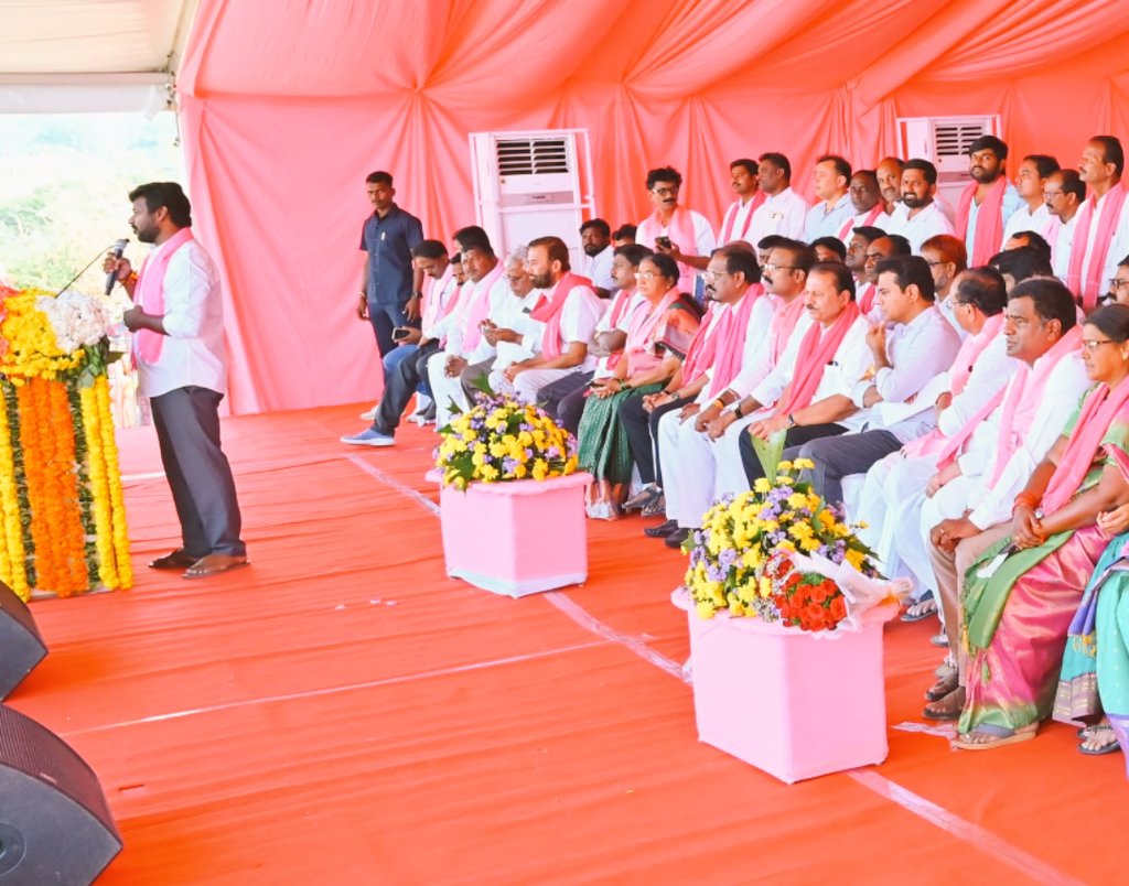 gotla_rajesh's tweet photo. 🔥✊😍గౌరవ తెలంగాణ రాష్ట్ర వర్కింగ్ ప్రెసిడెంట్. రామన్న గారు జన్నారం మండలం కేంద్రం లో.ఖానాపూర్ నియోజకవర్గ అభ్యర్థి భూక్య జాన్సన్ అన్న గారిని భారీ మెజారిటీతో గెలిపించాలని కోరారు.  నియోజకవర్గాన్ని దత్తత తీసుకుని అభివృద్ధి చేస్తానని ప్రజలకు హామీ ఇచ్చారు✊✊ @balkasumantrs @KTRBRS https://t.co/ayWGrgFU9o
