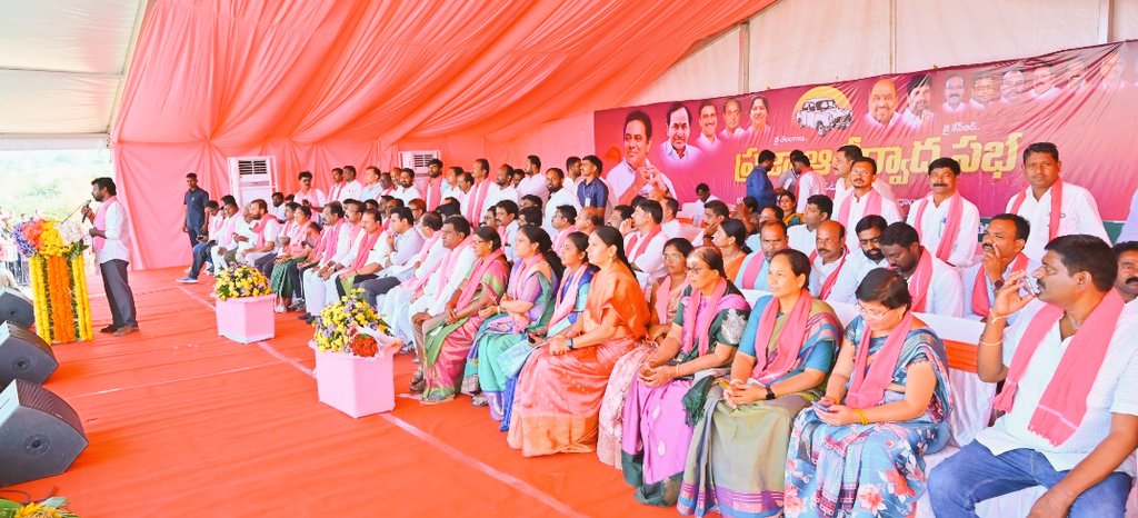 gotla_rajesh's tweet photo. 🔥✊😍గౌరవ తెలంగాణ రాష్ట్ర వర్కింగ్ ప్రెసిడెంట్. రామన్న గారు జన్నారం మండలం కేంద్రం లో.ఖానాపూర్ నియోజకవర్గ అభ్యర్థి భూక్య జాన్సన్ అన్న గారిని భారీ మెజారిటీతో గెలిపించాలని కోరారు.  నియోజకవర్గాన్ని దత్తత తీసుకుని అభివృద్ధి చేస్తానని ప్రజలకు హామీ ఇచ్చారు✊✊ @balkasumantrs @KTRBRS https://t.co/ayWGrgFU9o