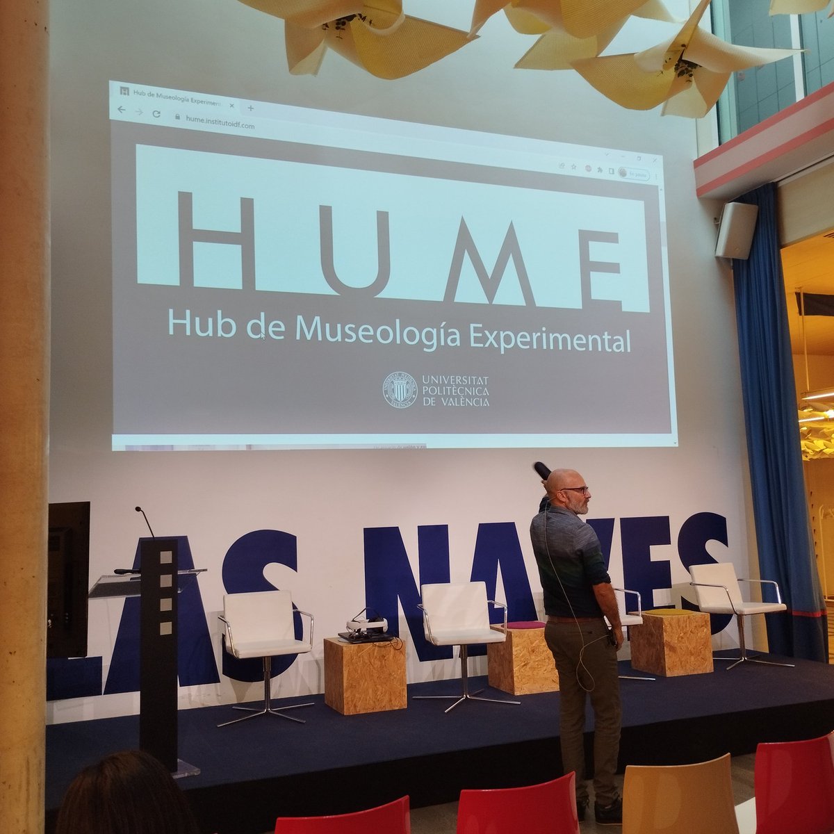 Volvemos a las ponencias tras la pausa para comer.

Adolfo Muñoz, profesor, desarrollador e investigador en #RealidadExtendida, presenta HUME, una propuesta que permite experimentar nuevas formas de interactuar con espacios y personas, especialmente desde una dimensión museística