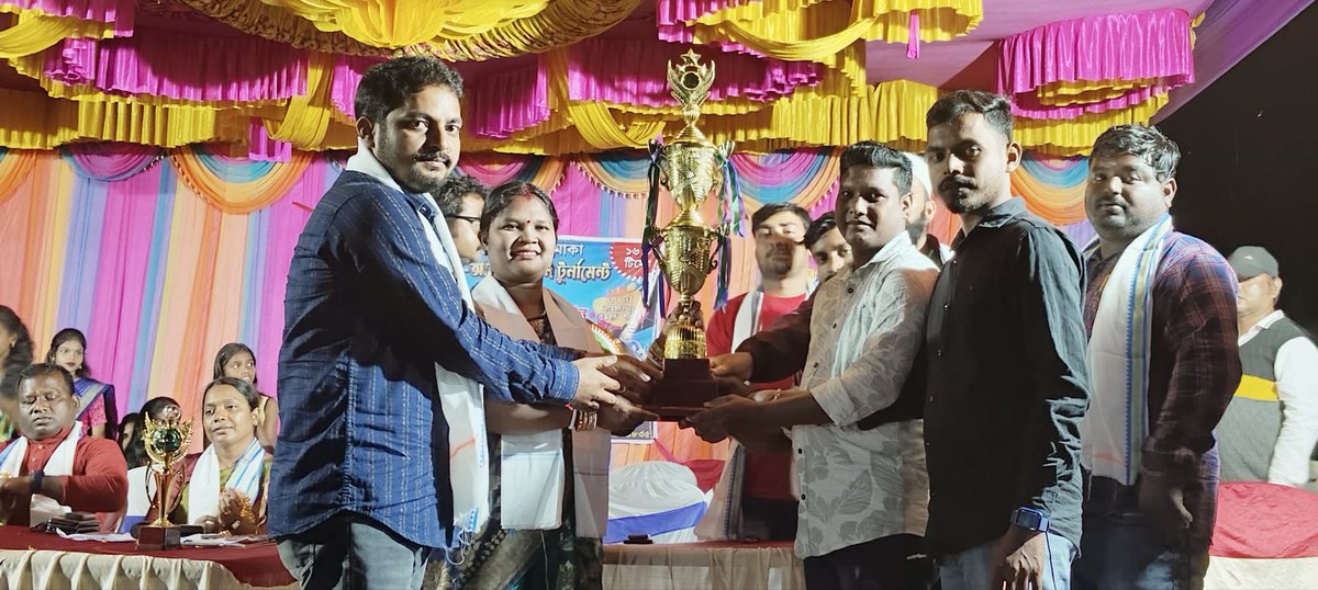sumanaitc7's tweet photo. ঝাড়গ্রাম ব্লকের অন্তর্গত_রাধানগর অঞ্চলের #জোড়াখালি_পল্লিশ্রী_ক্লাব এর আয়োজনে/আহ্বানে_ফুটবল টুর্নামেন্ট(পল্লিশ্রী কাপ) এর "পুরষ্কার বিতরণী মঞ্চ"তে আমরা🙏🏼⚽
উপস্থিত ছিলেন মাননীয়া মন্ত্রী বীরবাহা হাঁসদা মহোদয়া,সম্মানীয়া সভাধিপতি সহ অন্যান্য ব্যাক্তিবর্গ🙏🏼
@abhishekaitc https://t.co/gjlh9qNANr