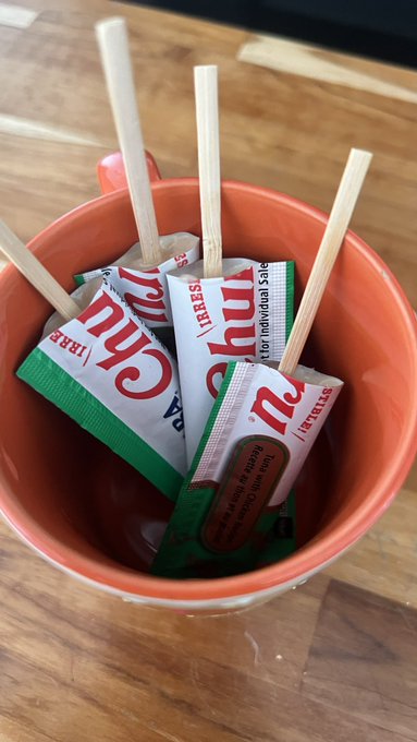 Ideia para refrescar os gatinhos. Deixa o Churu 20 min no freezer pra ter uma consist&ecirc;ncia, corta e coloca