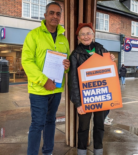 HillingdonFOE's tweet photo. In Hayes today as part of the #UnitedForWarmHomes campaign #insulation #RenewableEnergy https://t.co/vs0FHUxaGX