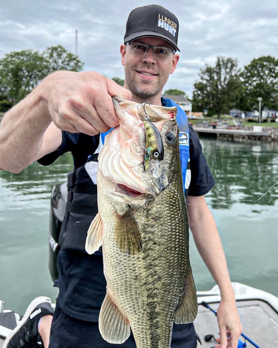 The Boshi Blade Crankbait – a rugged, versatile lure designed to lure in deep-dwelling fish with its remarkable hunting action. Mimicking injured prey, Equipped with an underspin blade for added flash and vibration. 

#BoshiBlade #CatchBigFIsh #FishingDaily