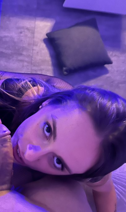 Met ton téléphone à côté de ta bite 
Et regarde moi dans les yeux ? 

RT et viens me voir avec toi ici