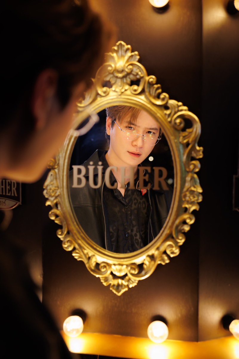 BucherThailand's tweet photo. หนุ่ม@kristtps กับมุมถ่ายรูปฟีลยุโรป…ดี๊ดีต่อใจ 🤎

#อร่อยฟินกับBucherGlamBar
#BucherGlamBarxคริส https://t.co/g2TzbfLjoW