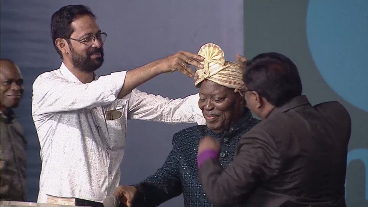 teofeelus's tweet photo. I told y'all @pastorwf_kumuyi will wear Achkan; proper Indian ☺️
See Mummy Esther ☺️☺️
This my daddy is on supernatural strength. 🙏
#GCKinIndia 
#GlobalCrusadewithKumuyi https://t.co/2La5SfKamy