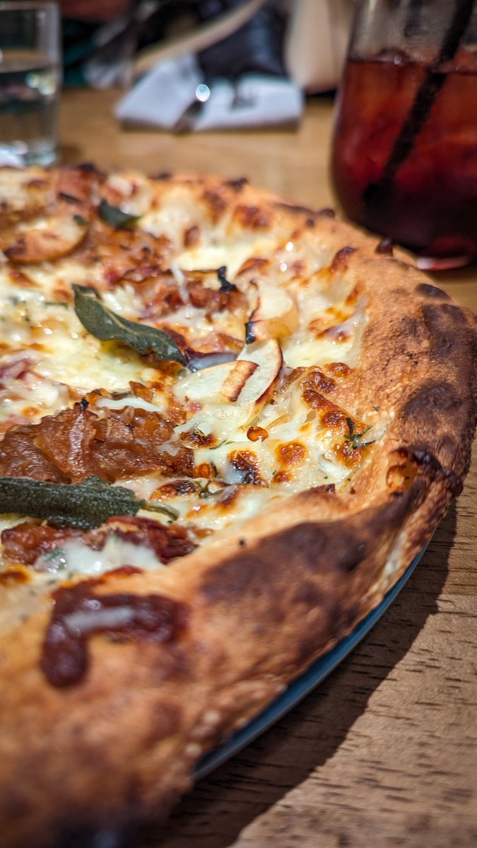 If you're in Hamilton for the #GreyCup be sure to visit Bread Bar James. This is probably my most favourite place in the city. They've got lunch and dinner options and brunch is back! Pictured: apple bacon pizza with sangria on the side
#GreyCupFestival #cfl #HamOnt