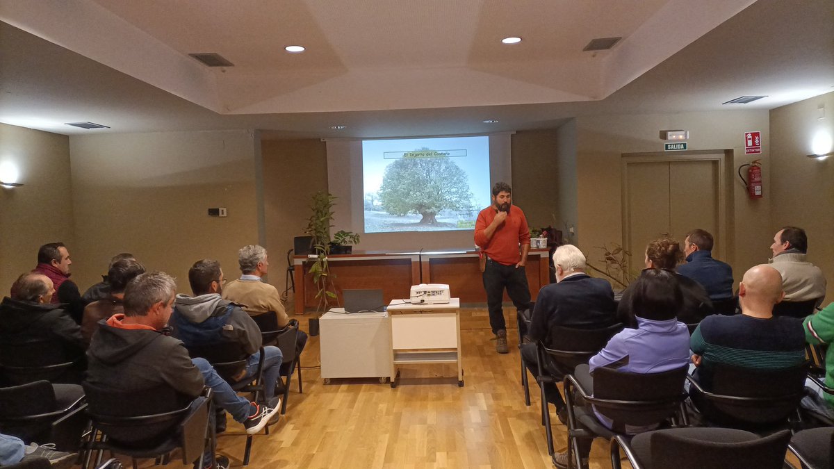 BioCastanea's tweet photo. Taller de injerto de #castaño por Efrén Martín en @BioCastanea , práctica e intercambio de conocimientos. @CarracedeloEM @naturalezacyl @FCesefor @FrutasdelBierzo https://t.co/vmDDEXdQXf