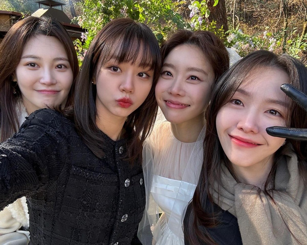 Update~11.18.23~

Another OT4 photos! Minah, Yura and Hyeri at Sojin's wedding! So happy to see the 4 of them together ❤️❤️❤️❤️

📸 hyeri_0609

#방민아 #걸스데이 #BangMinah #ParkSojin #Yura #Hyeri