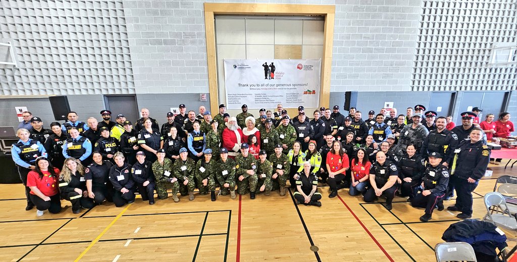 OPP_HSD's tweet photo. Thank you to everyone who helped make #HolidayWithAHero an overwhelming success, 🎅 🤶🏼 👮🏿👩🏻‍🚒👩‍✈️🚑🚒🚔🦌☃️🎁🎁^ks https://t.co/JxkFxpBV1M