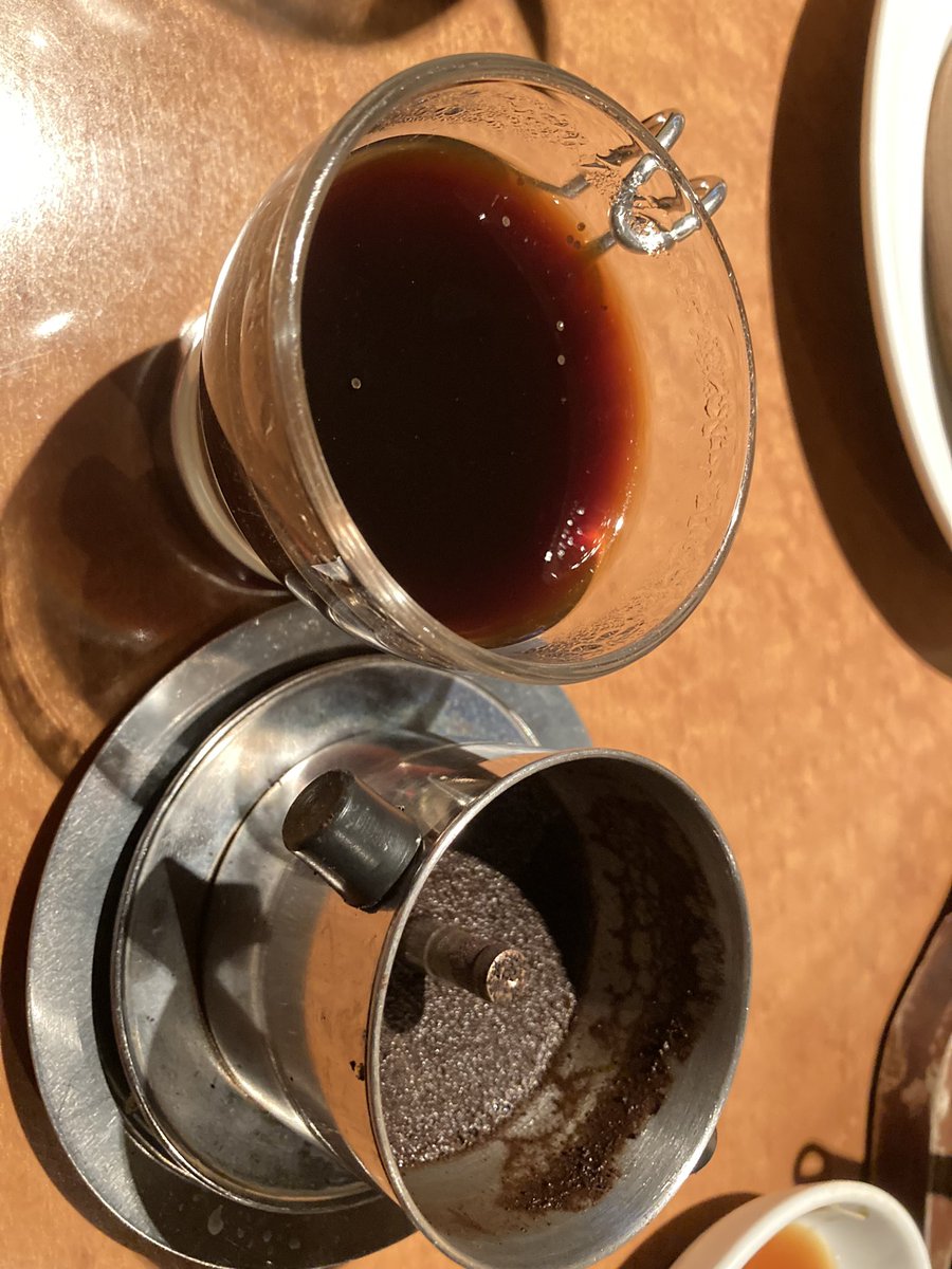 栗花落カナヲ 「デザートと中国茶美味しかったん。 ベトナム本国で飲むベトナムコーヒーよりざらっと」|雷鳥のイラスト