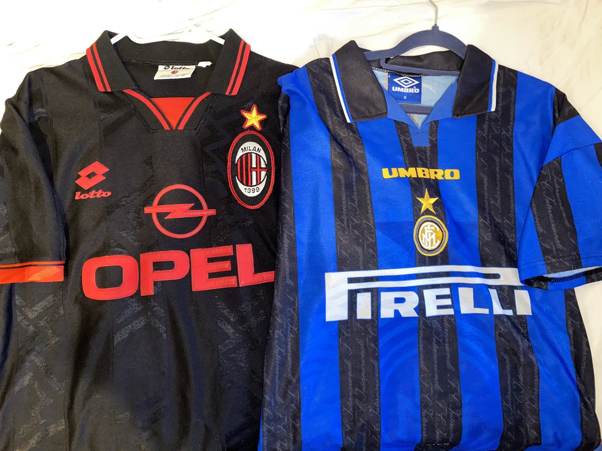 Shirt of the Day📦:AC Milan 1996/97 third.☀️ what a shirt, something about 90s shirts🤩🇮🇹lovely subtle red trimmings on the shirt. A vintage Serie A shirt to the collection 😮‍💨✅
#football #futbol #SerieA #calcio #camiseta #footballshirt #footballshirtcollector #ACMilan #Inter