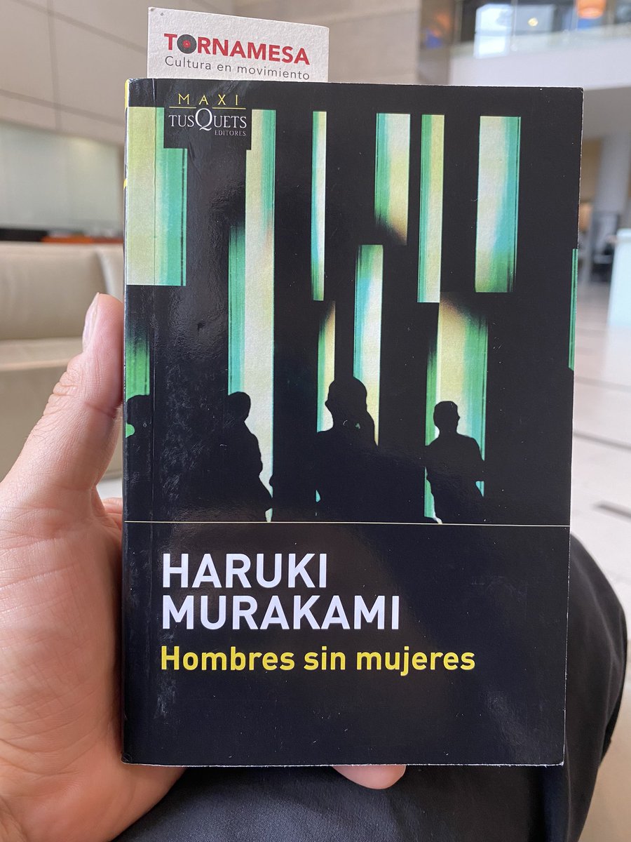 “Las mujeres de conversación pobre, o las que carecieran de opinión, por muy extraordinario que fuese su físico, lo desazonaban profundamente”. 

Murakami cada vez me gusta más.
