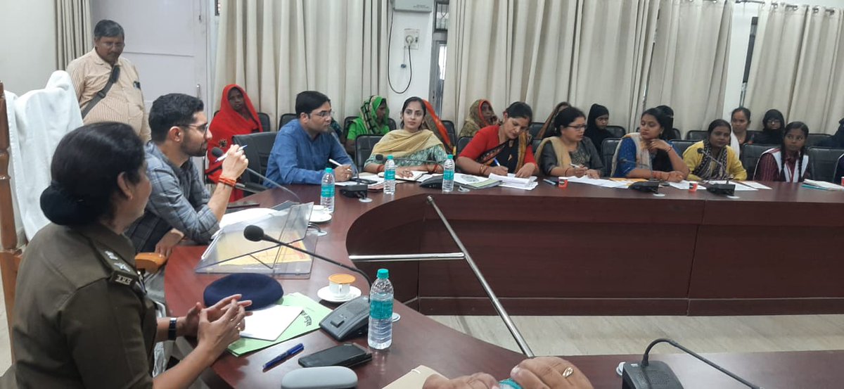 BetiVaranasi's tweet photo. आज जनपद वाराणसी में मिशन शक्ति अभियान के अंतर्गत मुख्य विकास अधिकारी महोदय की अध्यक्षता में हक की बात जिलाधिकारी के साथ कार्यक्रम का आयोजन किया गया जिसमें महिलाओं और बालिकाओं ने अपने प्रश्न और समस्या रखी। @Varanasi_DM @VaranasiCdo @UPMahilaKalyan @missionshaktiup @CMOfficeUP https://t.co/ZkVd2BmnPO