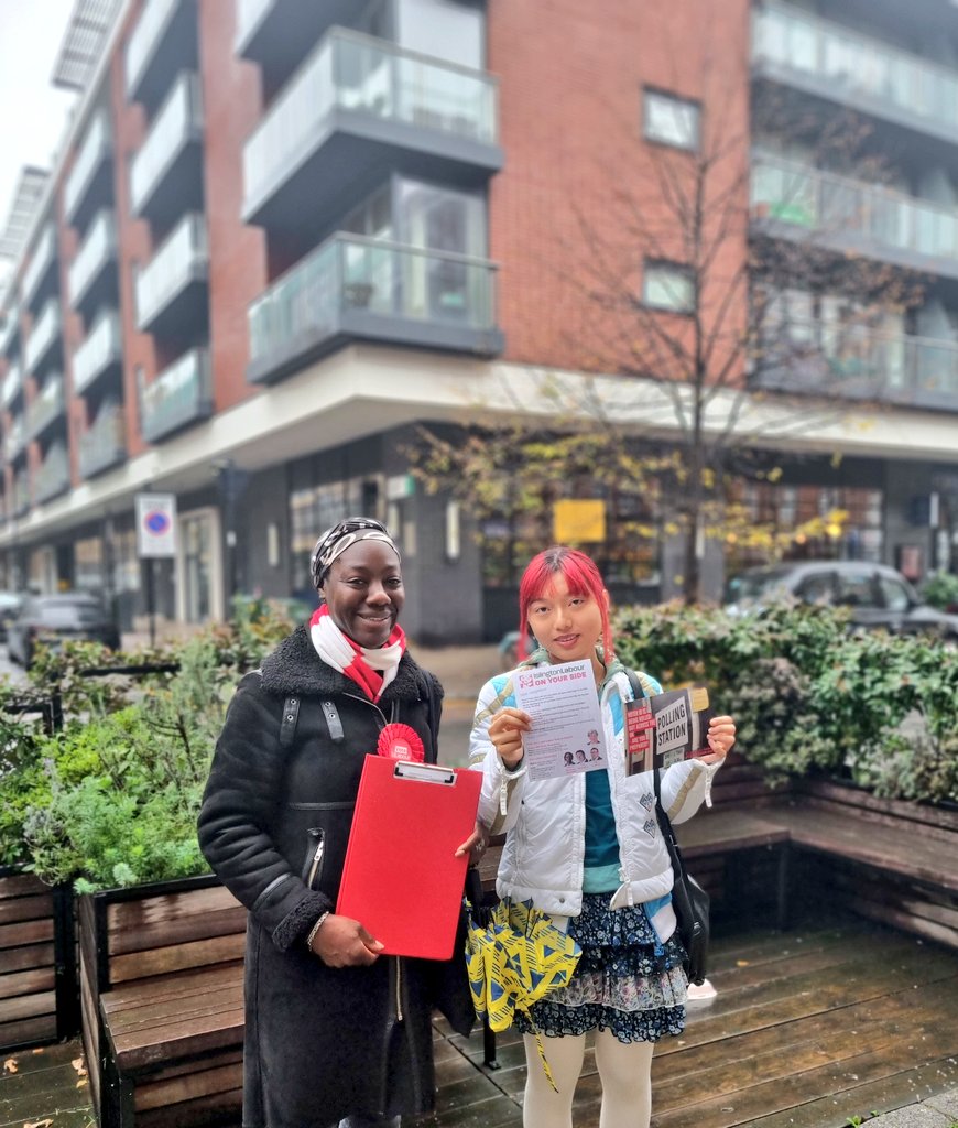 ValerieABossman's tweet photo. A positive #Bunhill 100 doors knocked making new contacts, #OnYourSide a big thanks to a local #community champion #LabourStudents rep for supporting the outreach so more residents #casework are actioned

Last caption: #ouch on it like #sonic broke a nail on the .@labourdoorstep_ https://t.co/CkgwRS11eb