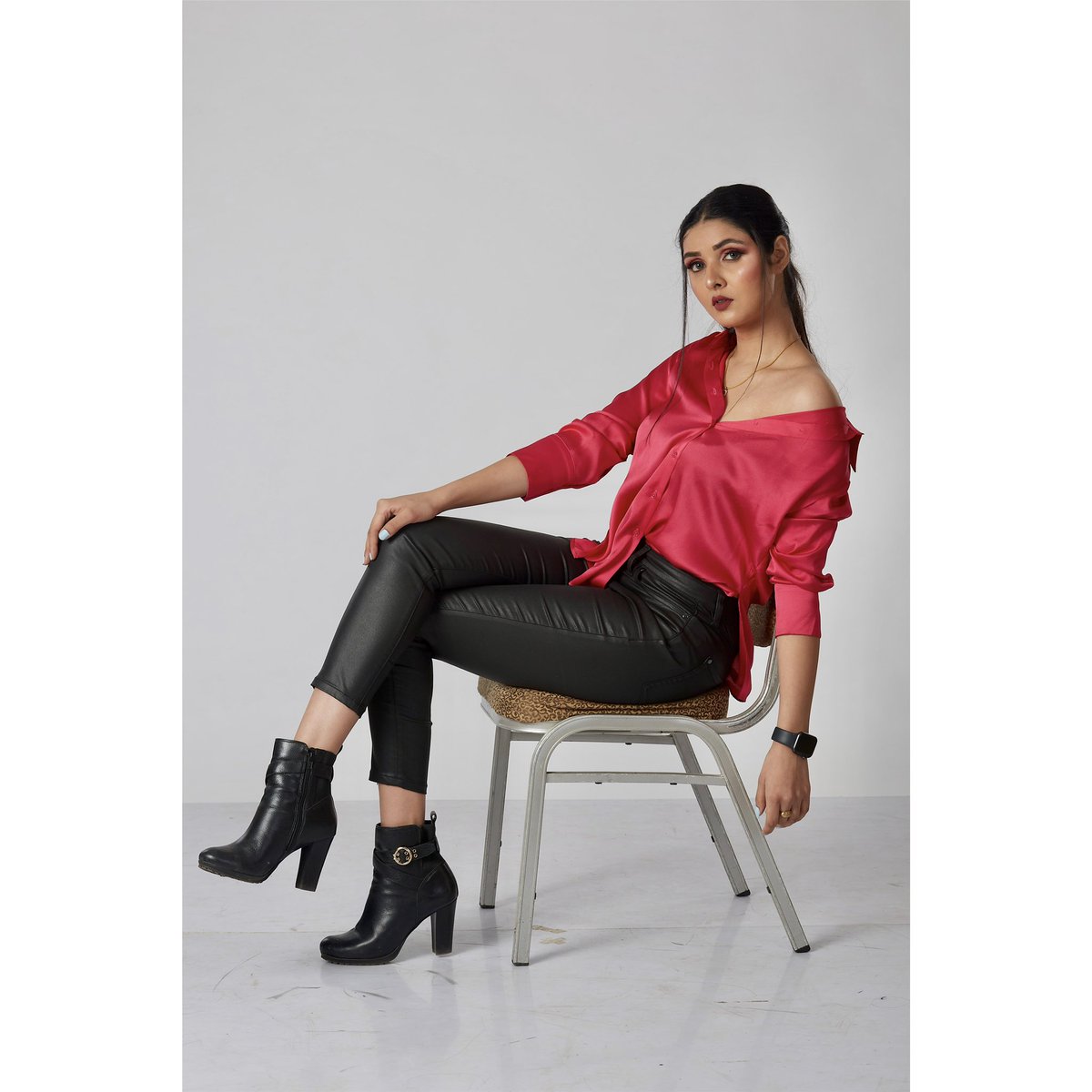 JyotiActress's tweet photo. A red dress, a bold attitude….🔥
#redandblack #attitude 
#jyotiyadav #actress #modelshoot #actorslife #livingmybestlife #workinghard #lifestyle #lifeisgood #explorepage #redandblack #makeupideas #boldlook #PortraitDay #photography #shootforbrands #maxprotein #glam #TweeterWorld https://t.co/tbQ2peGzyc