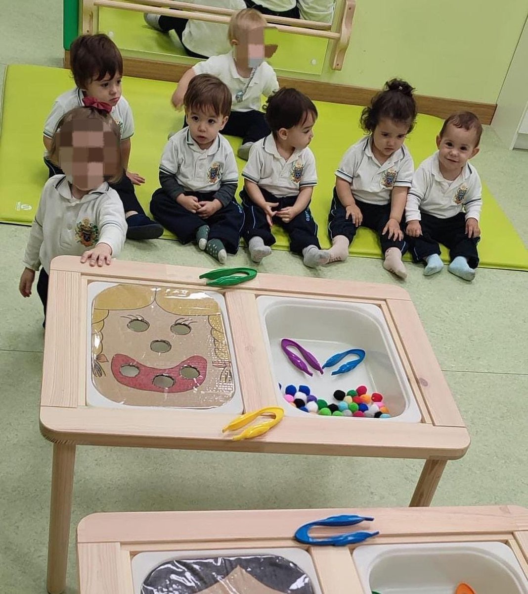 apostoladova's tweet photo. Nuestros niños de 1-2 siguen trabajando el cuerpo y la cara de forma divertida.
A esta edad aprenden a través del juego, por lo que en esta actividad han trabajado los ojos 👁️, nariz 👃🏼y boca 👄, introduciendo pompones en esas partes de la cara.
#apostoladova #escuelainfantil https://t.co/6kCk9OgJFZ
